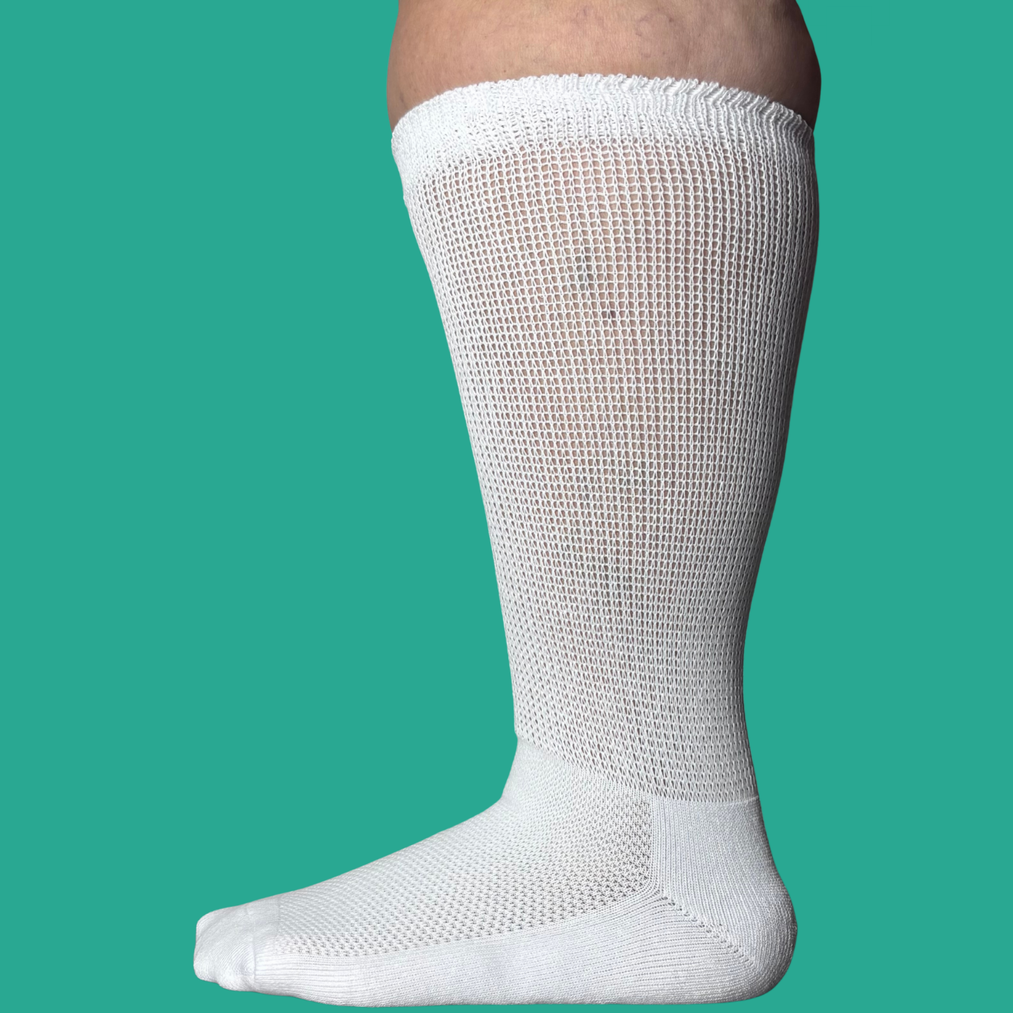 Kompressionsstrumpor med lös passform och icke-bindande, sömlös mudd, speciellt utvecklade för lindring vid neuropati och diabetes.